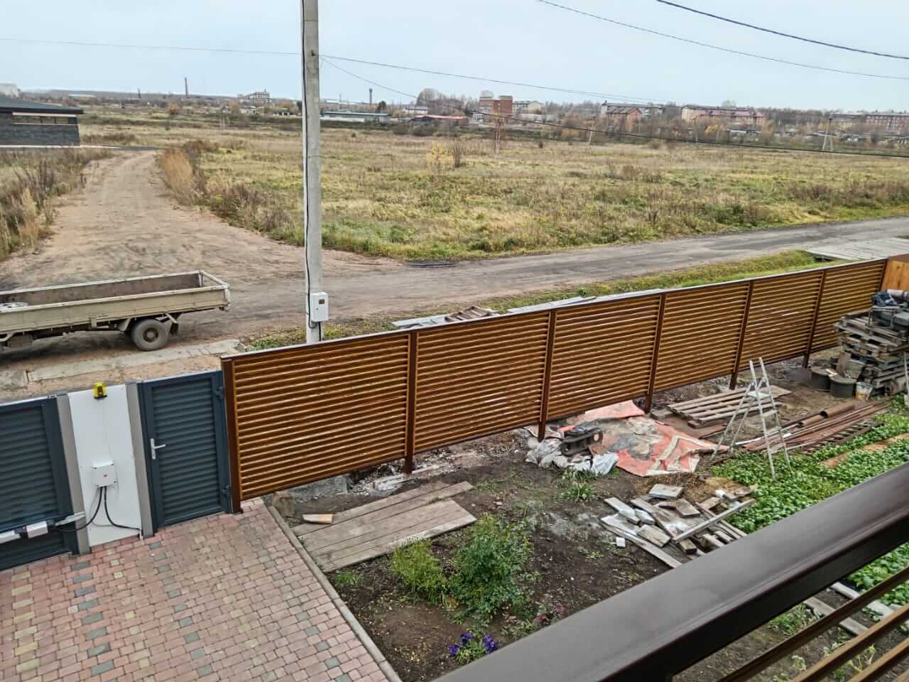 Забор-жалюзи 12м + балконное ограждение из ламелей Еврожалюзи Орех Миланский 3D Принтек фото 2 в Кызыле