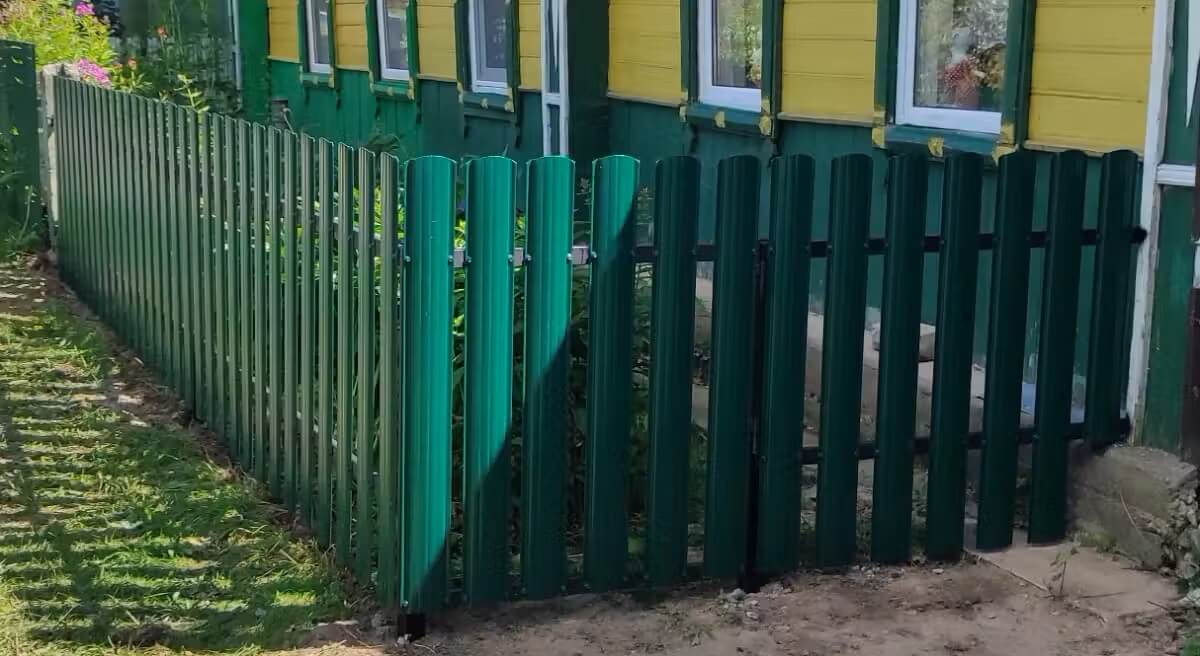 Заборчик из Евроштакетника 8м RAL6005/6005 Зеленый Мох двусторонний в Кызыле