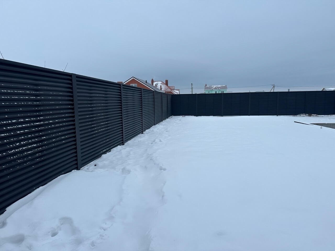 Забор-жалюзи из ламелей ЭКО-Z 130м RAL9005 Черный МАТТЕ фото 3 в Кызыле