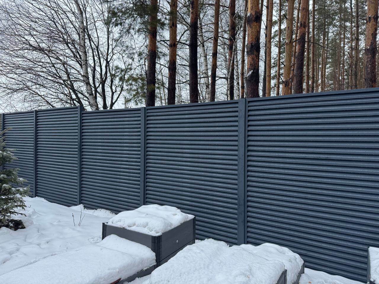 Забор-жалюзи из ламелей ЭКО-Z-US 54м RAL7024/7024 Серый Графит двусторонний МАТТЕ фото 3 в Кызыле