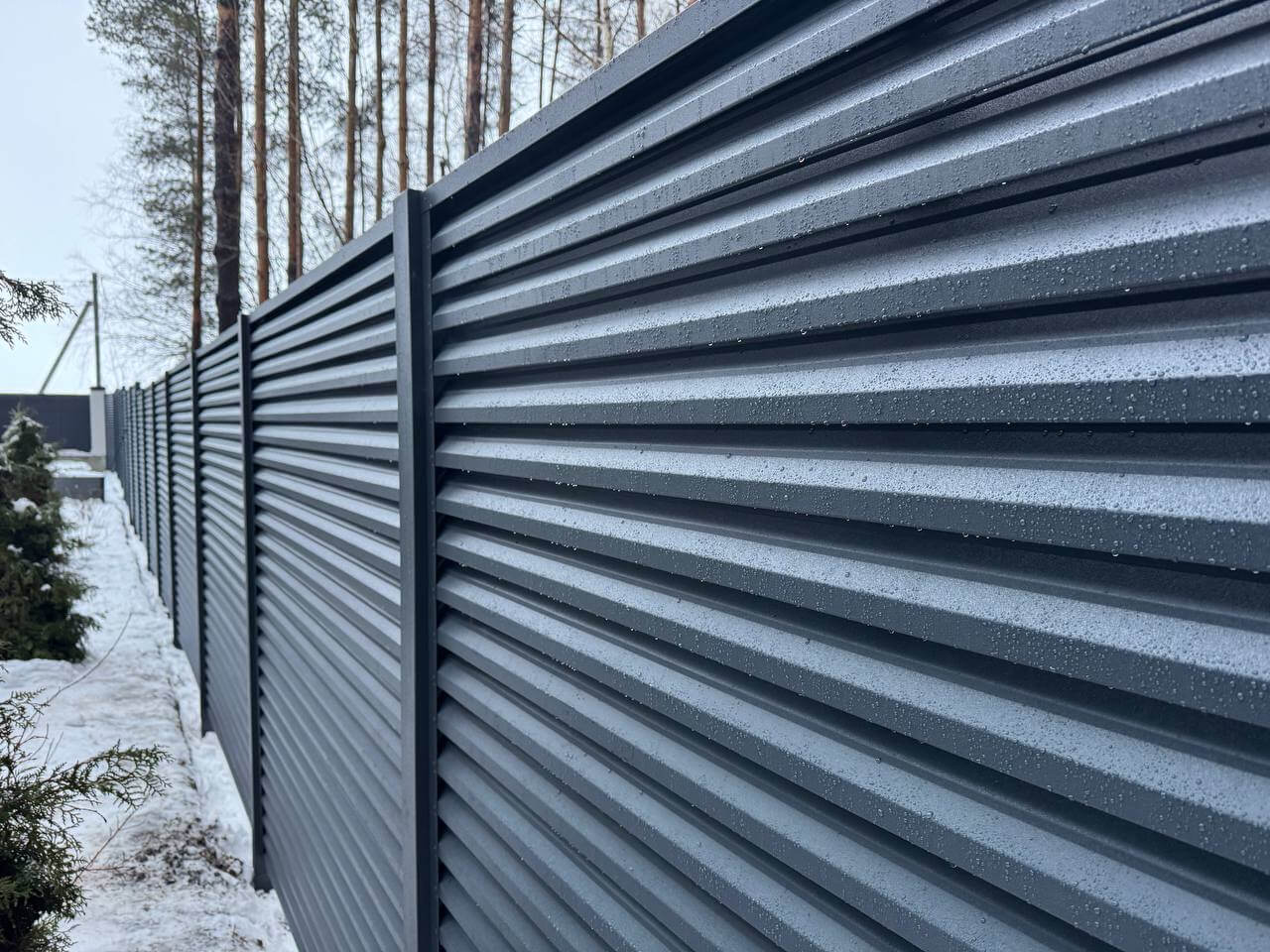Забор-жалюзи из ламелей ЭКО-Z-US 54м RAL7024/7024 Серый Графит двусторонний МАТТЕ фото 2 в Кызыле