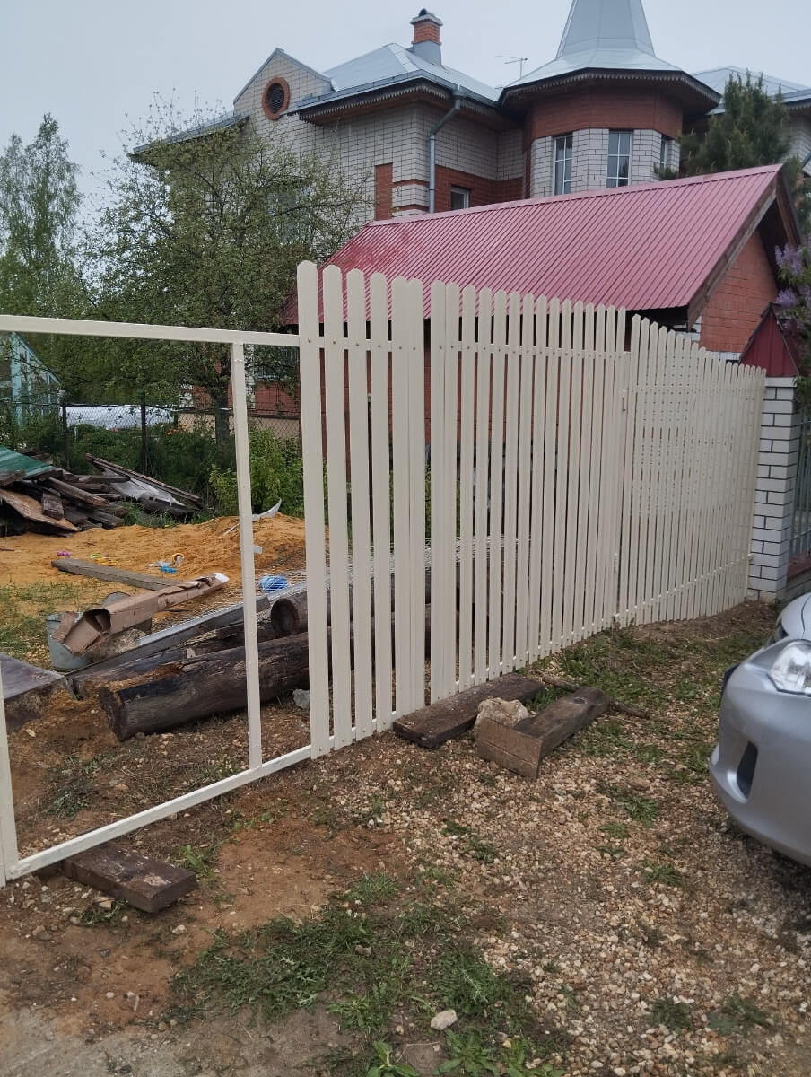 Забор из евроштакетника 9м RAL1015/1015 Слоновая Кость двусторонний фото 4 в Кызыле