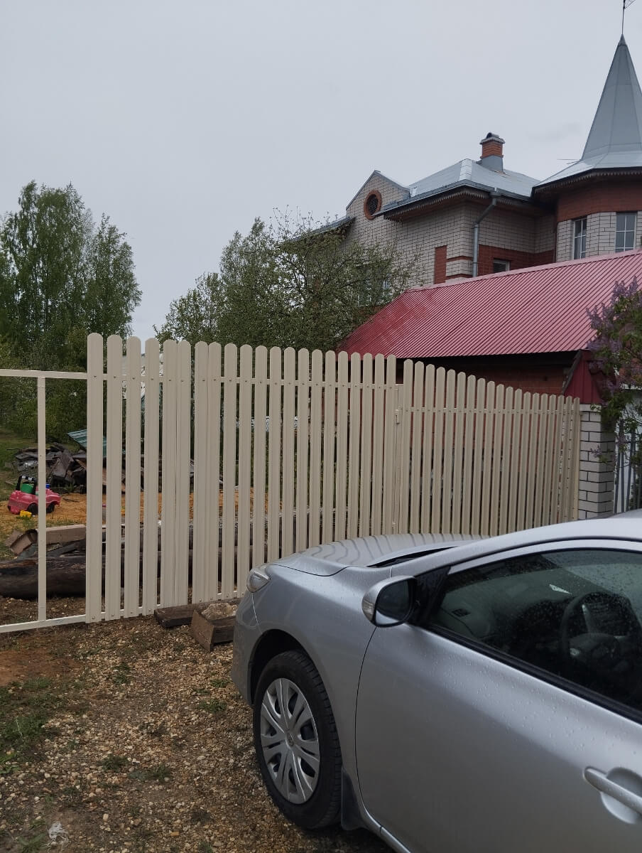Забор из евроштакетника 9м RAL1015/1015 Слоновая Кость двусторонний фото 1 в Кызыле