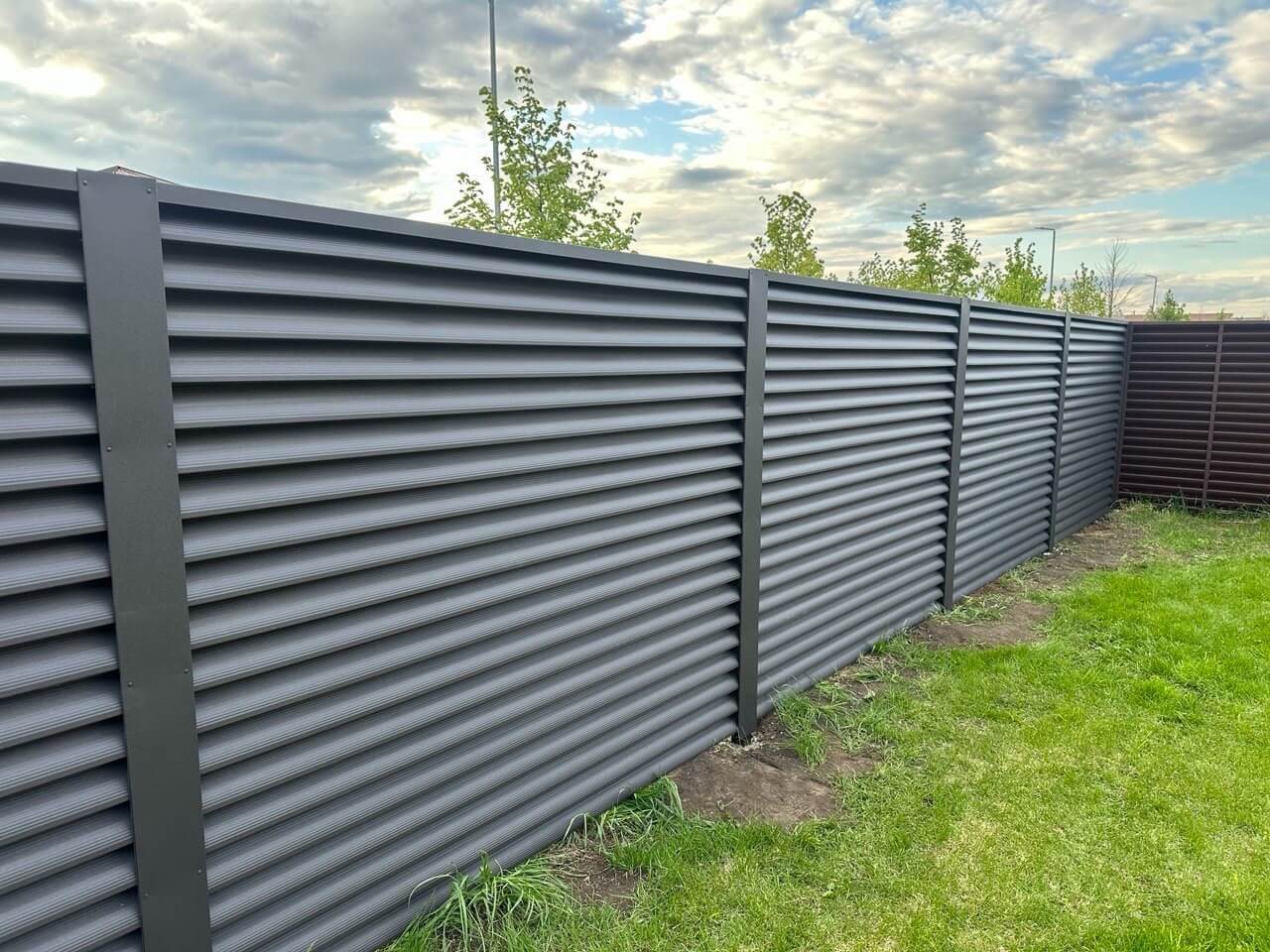 Забор из ламелей еврожалюзи 43м RAL8019/8019 Темный Шоколад двусторонний МАТТЕ фото 1 в Кызыле
