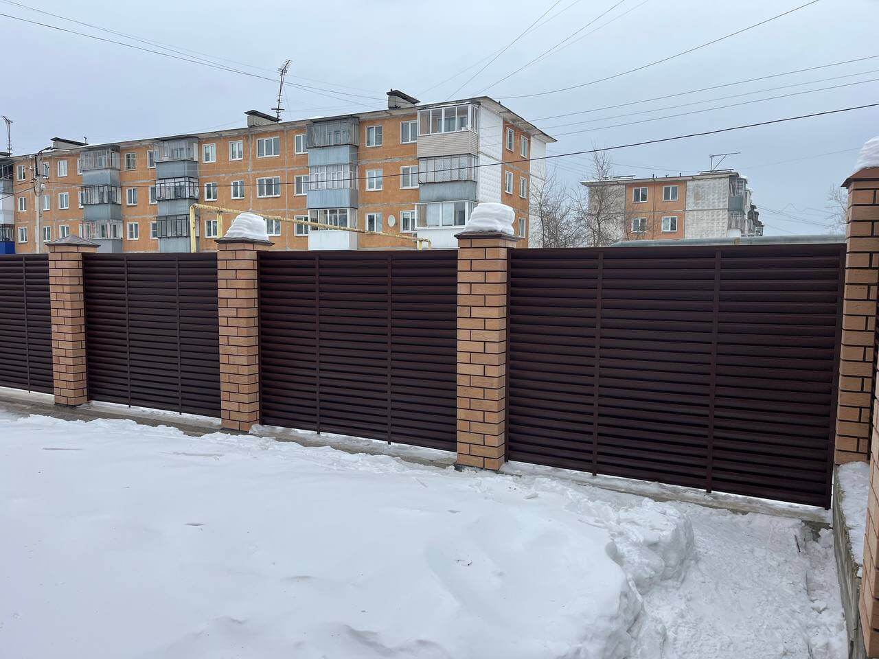 Забор-жалюзи из ламелей ЭКО-Z 87м RAL8017/8017 Шоколад двусторонний МАТТЕ фото 17 в Кызыле