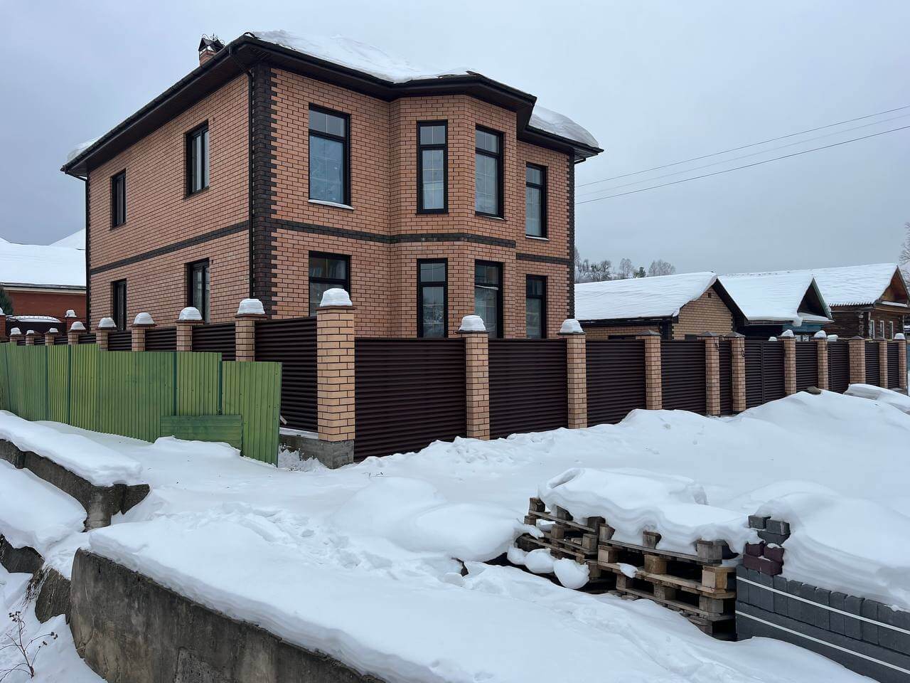 Забор-жалюзи из ламелей ЭКО-Z 87м RAL8017/8017 Шоколад двусторонний МАТТЕ фото 12 в Кызыле