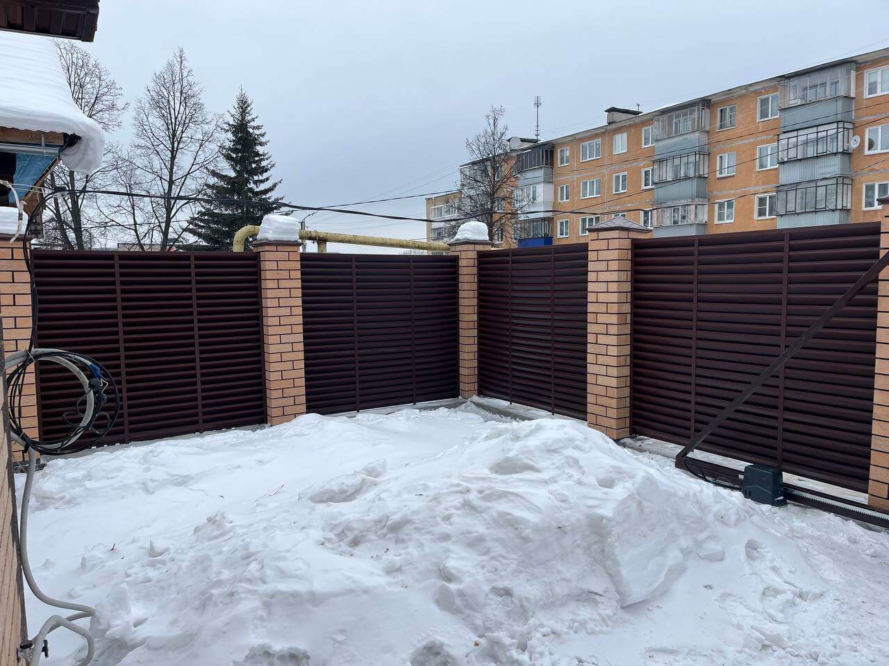 Забор-жалюзи из ламелей ЭКО-Z 87м RAL8017/8017 Шоколад двусторонний МАТТЕ фото 11 в Кызыле