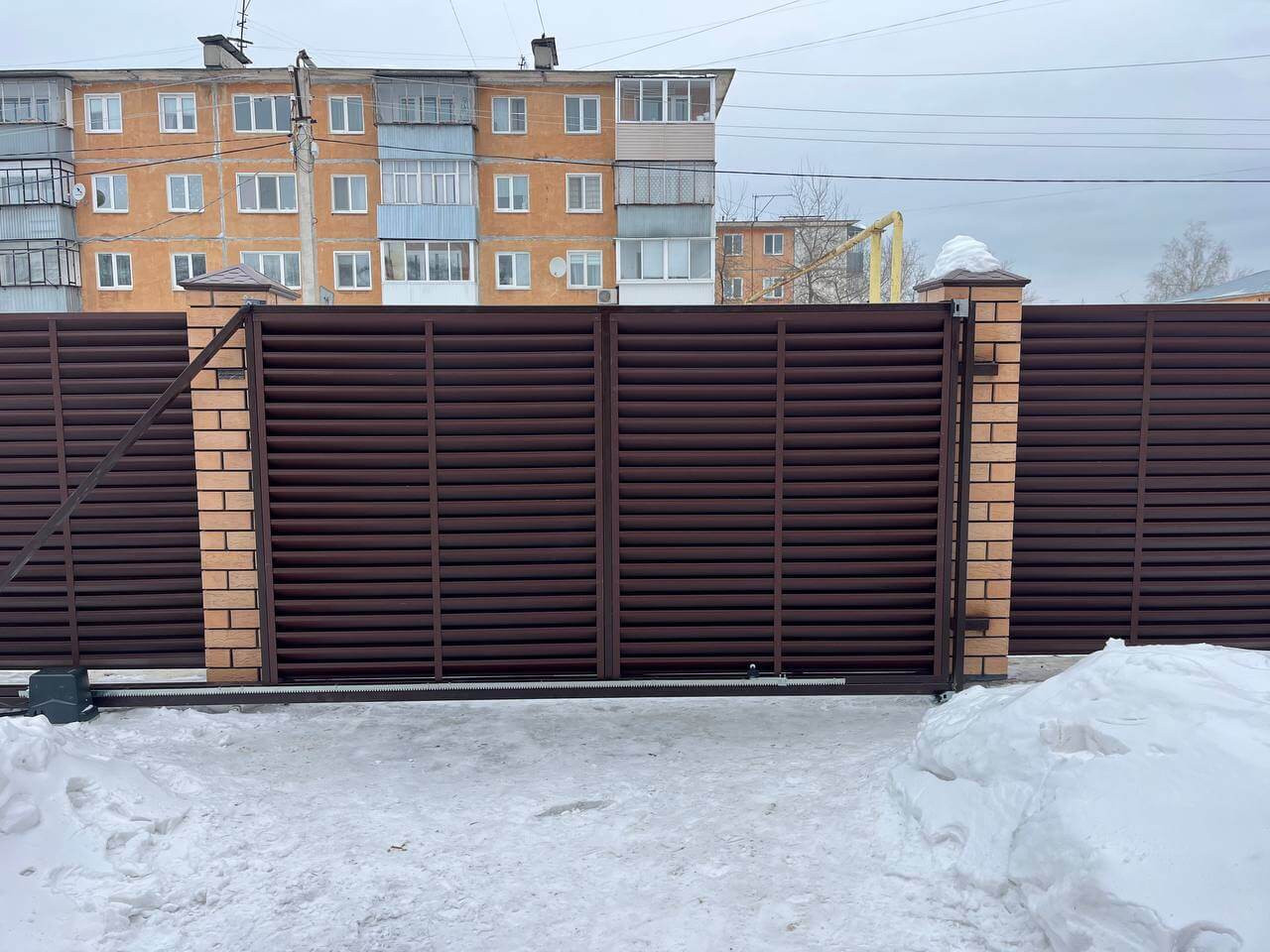 Забор-жалюзи из ламелей ЭКО-Z 87м RAL8017/8017 Шоколад двусторонний МАТТЕ фото 10 в Кызыле