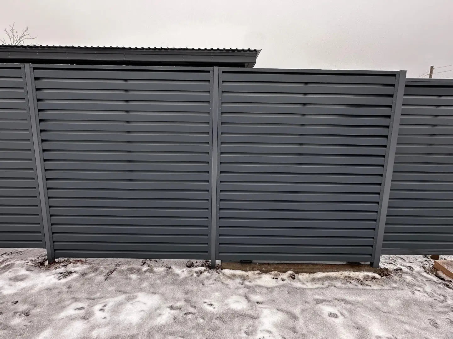 Забор-жалюзи из ламелей Хай-Тек 20м RAL7024/7024 Серый Графит двусторонний МАТТЕ фото 2 в Кызыле