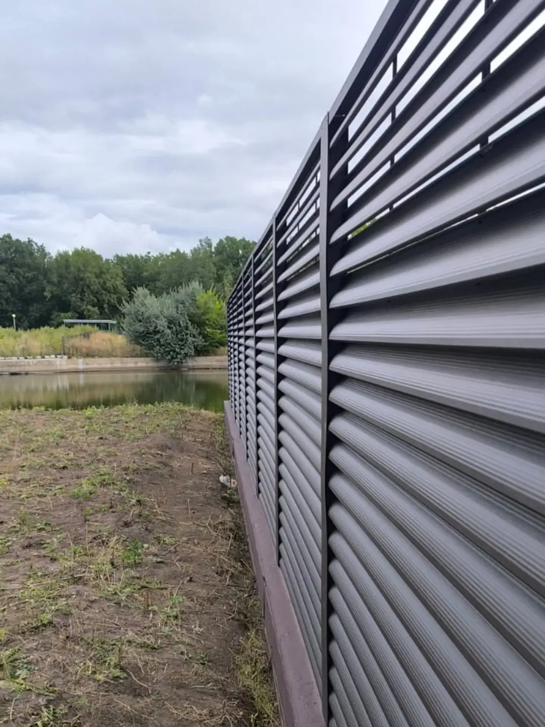 Забор-жалюзи из ламелей еврожалюзи 86м RAL8019/8019 Темный Шоколад двусторонний МАТТЕ фото 7 в Кызыле