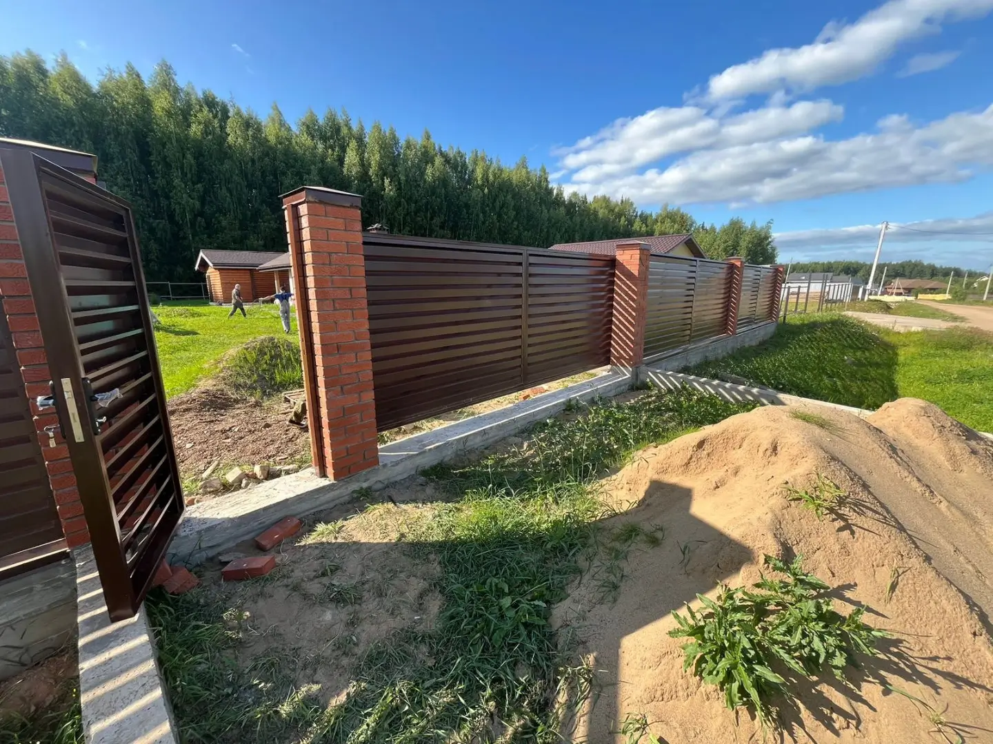 Забор-жалюзи из ламелей Хай-Тек 26м RAL8017/8017 Шоколад двусторонний фото 5 в Кызыле