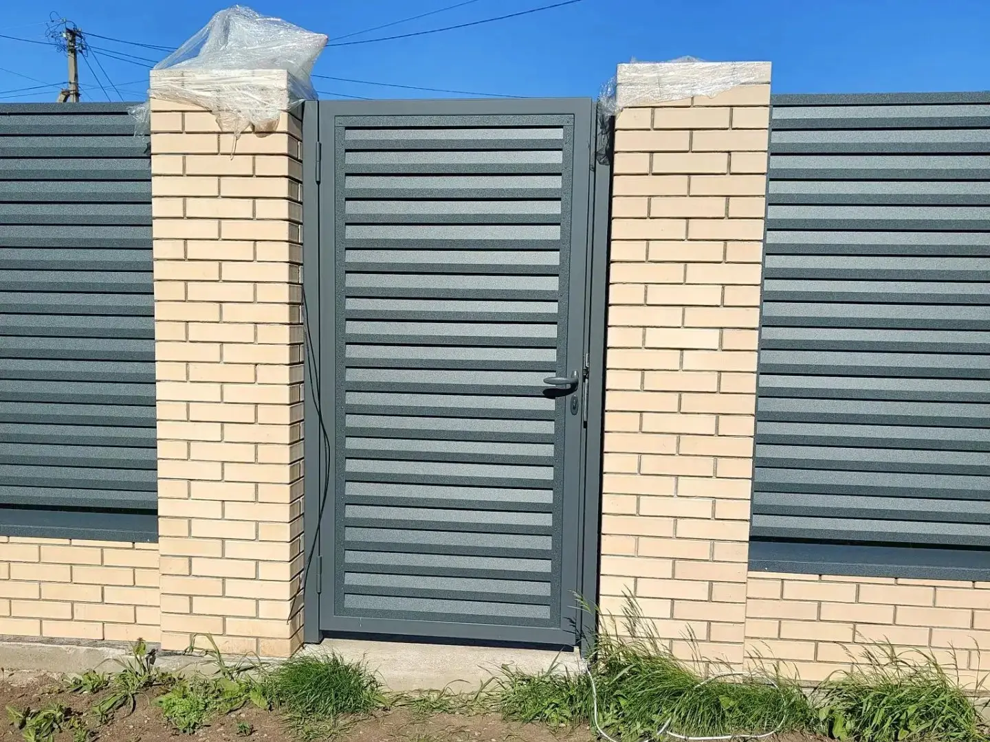 Забор-жалюзи из ламелей Реснички 16м RAL7024 Серый Графит Стальной Бархат фото 2 в Кызыле