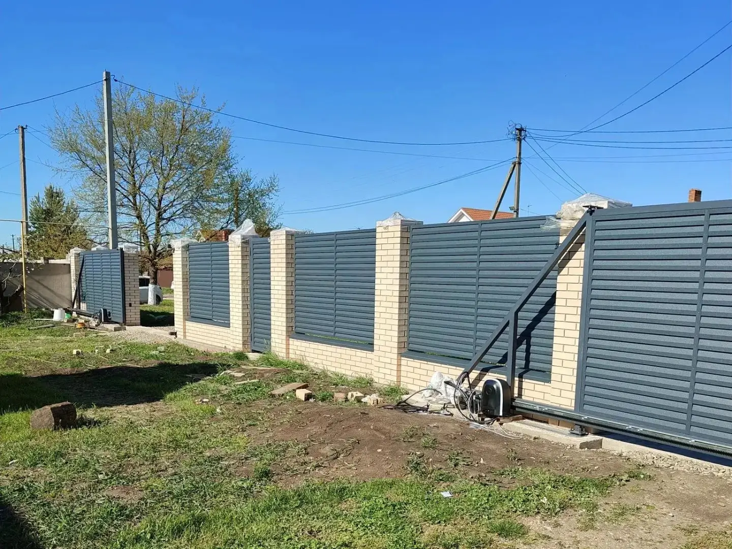 Забор-жалюзи из ламелей Реснички 16м RAL7024 Серый Графит Стальной Бархат фото 1 в Кызыле