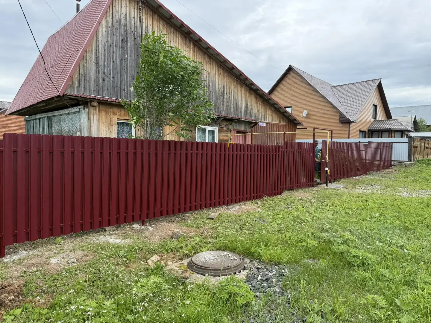 Забор из евроштакетника 24м RAL3005/3005 Красное Вино двусторонний фото 3 в Кызыле