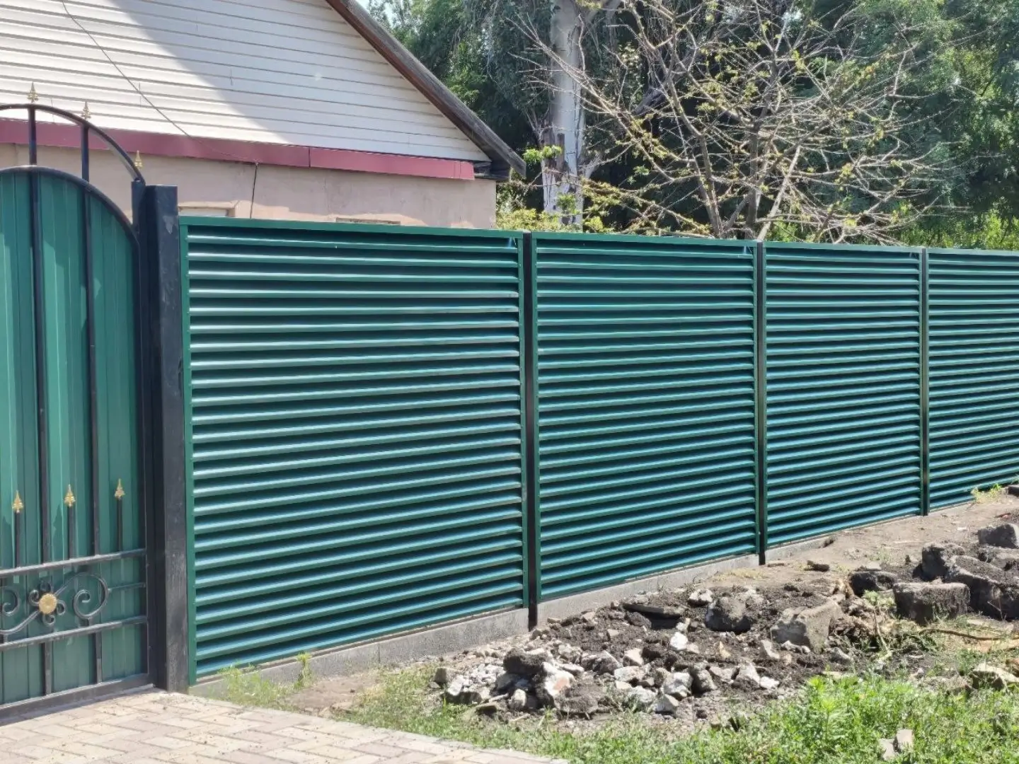Забор-жалюзи из ламелей ЭКО-Z 24м RAL6005 Зеленый Мох фото 2 в Кызыле