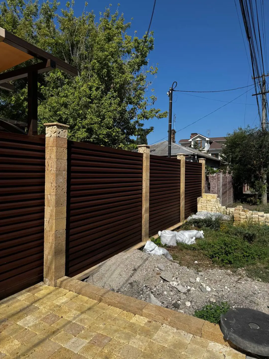 Забор-жалюзи из ламелей Реснички 12м RAL8017 Шоколад МАТТЕ фото 6 в Кызыле