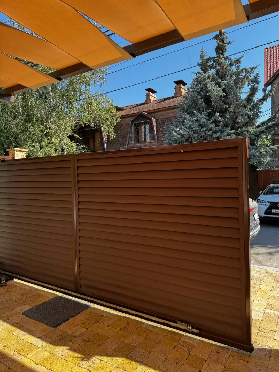 Забор-жалюзи из ламелей Реснички 12м RAL8017 Шоколад МАТТЕ фото 3 в Кызыле