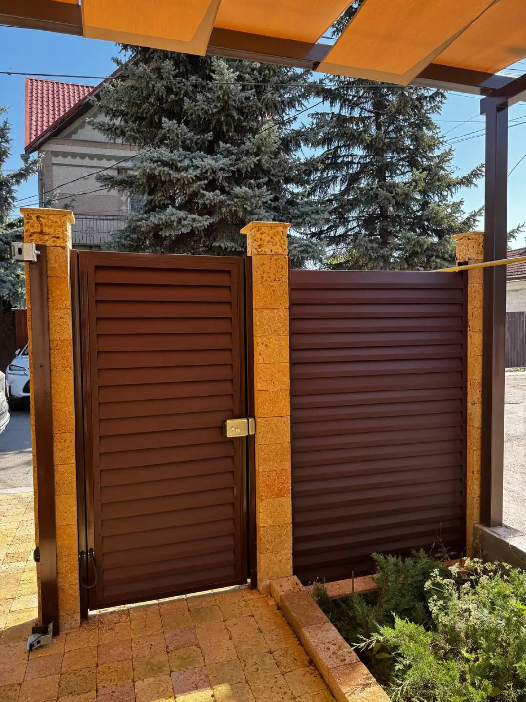 Забор-жалюзи из ламелей Реснички 12м RAL8017 Шоколад МАТТЕ фото 1 в Кызыле